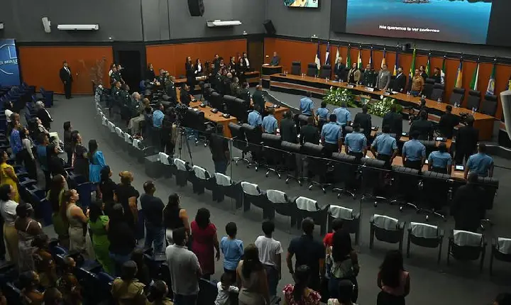 ALERR homenageia comandante e 42 policiais em sessão especial