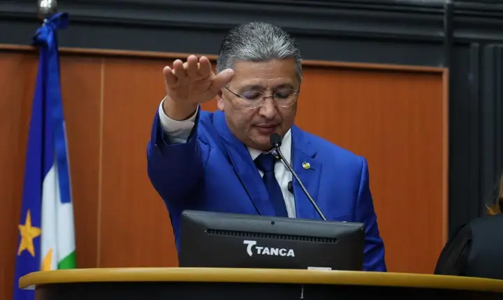 Antonio Denarium renuncia e Edilson Damião assume Governo de Roraima