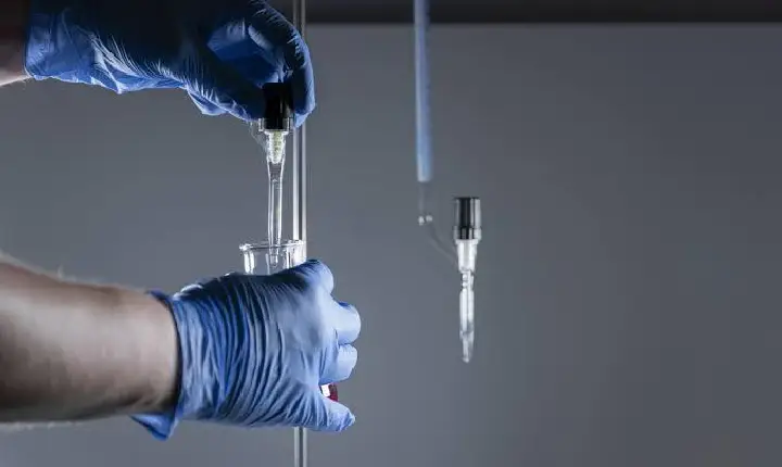 Anvisa faz alerta contra o uso de soroterapia e 