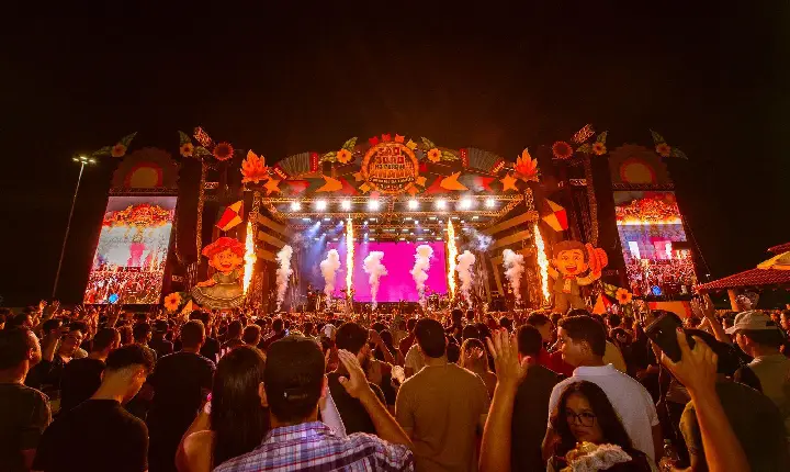 Arraial inicia com público de 50 mil pessoas e show de Israel & Rodolffo