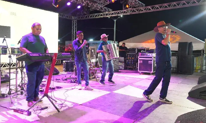 Artistas locais mostram diversidade de gêneros e animam o público na Expoferr Show 2025