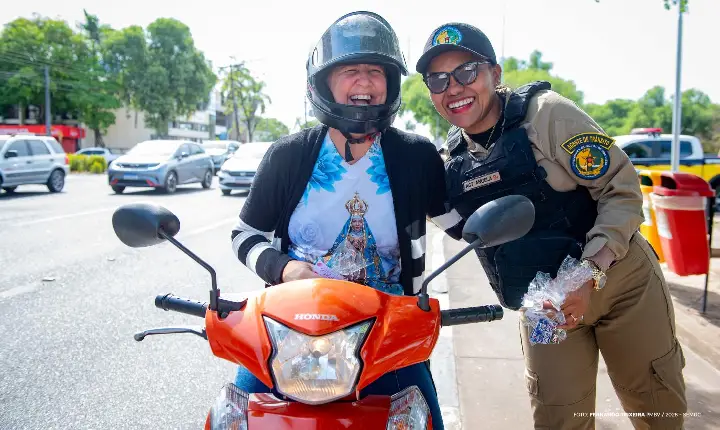 Blitz no Centro Cívico leva homenagem às mulheres no trânsito