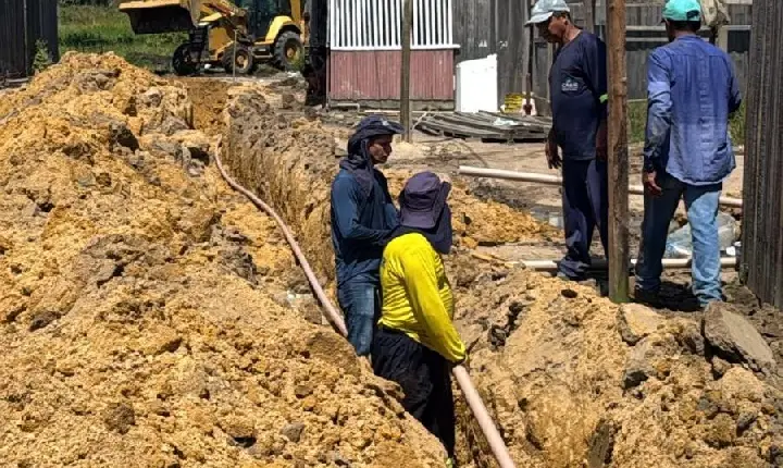 Caer inicia obra de extensão de rede de água em Caroebe