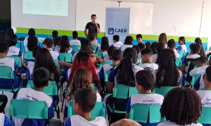 Caer realiza palestra sobre o uso correto da água em escolas de Roraima