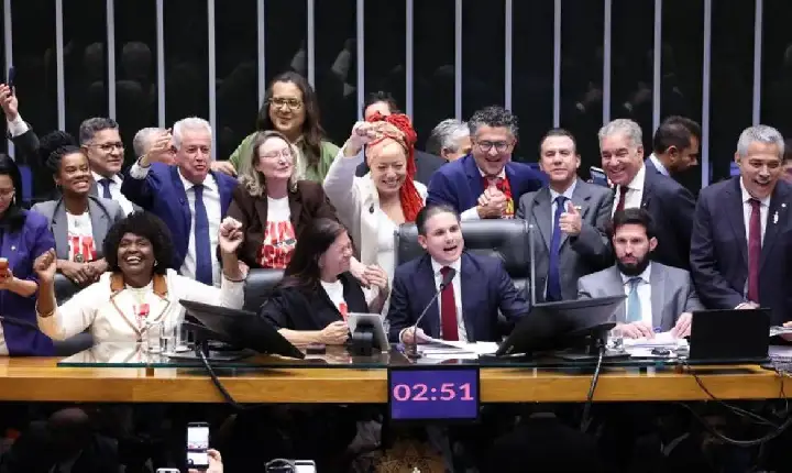 Câmara aprova PEC que prevê fim da escala 6x1