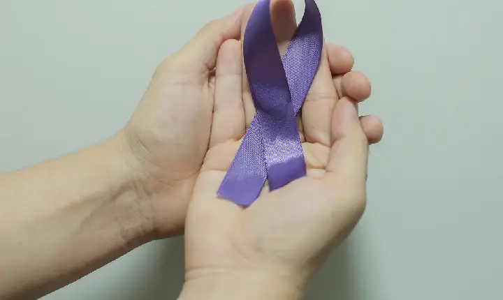 Campanha alerta para fibromialgia, Alzheimer e lúpus e reforça direitos garantidos por lei