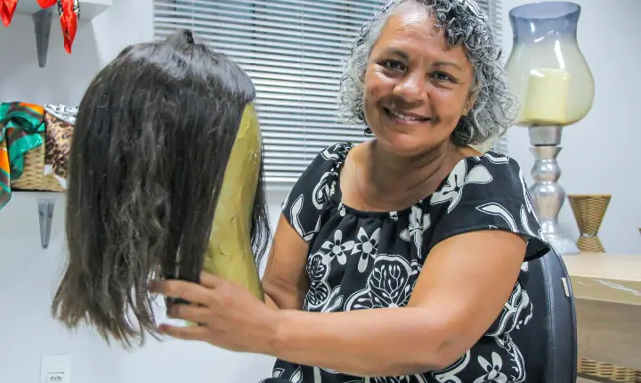 Campanha arrecada mechas e resgata autoestima de mulheres com câncer