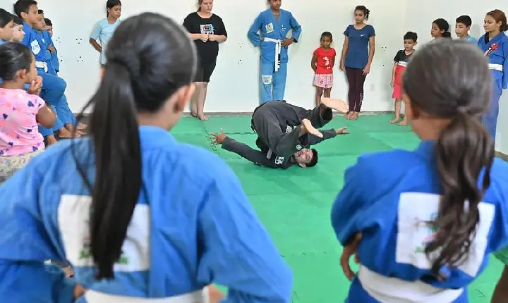Campeão mundial de jiu-jitsu participa de encontro em polo do CCJuv