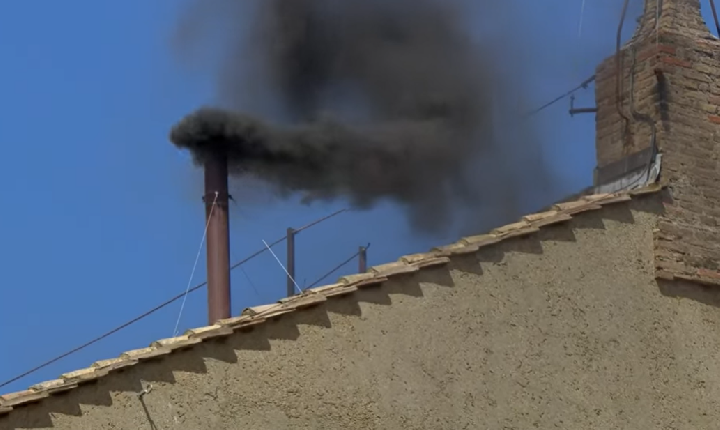 Conclave: segundo dia começa com fumaça preta; papa ainda não foi escolhido