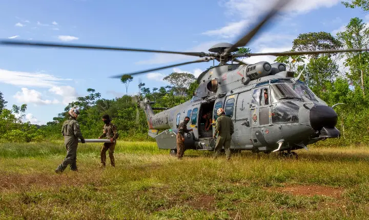 Conjunto Catrimani II transporta telhas para reforma de unidade de saúde na Terra Yanomami