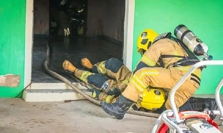 Corpo de Bombeiros realiza aula prática para simular incêndio em residência