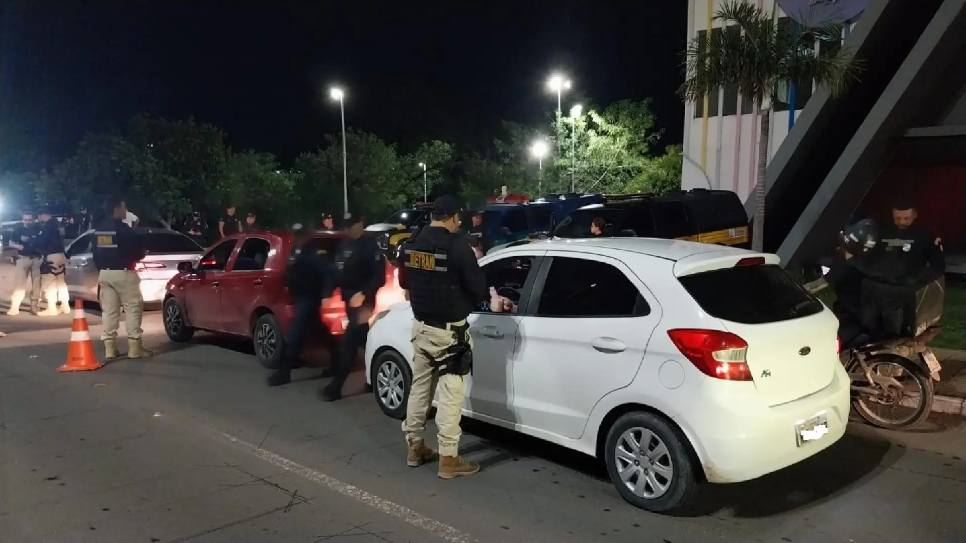 Detran-RR autua motoristas por alcoolemia durante operação na Ville Roy