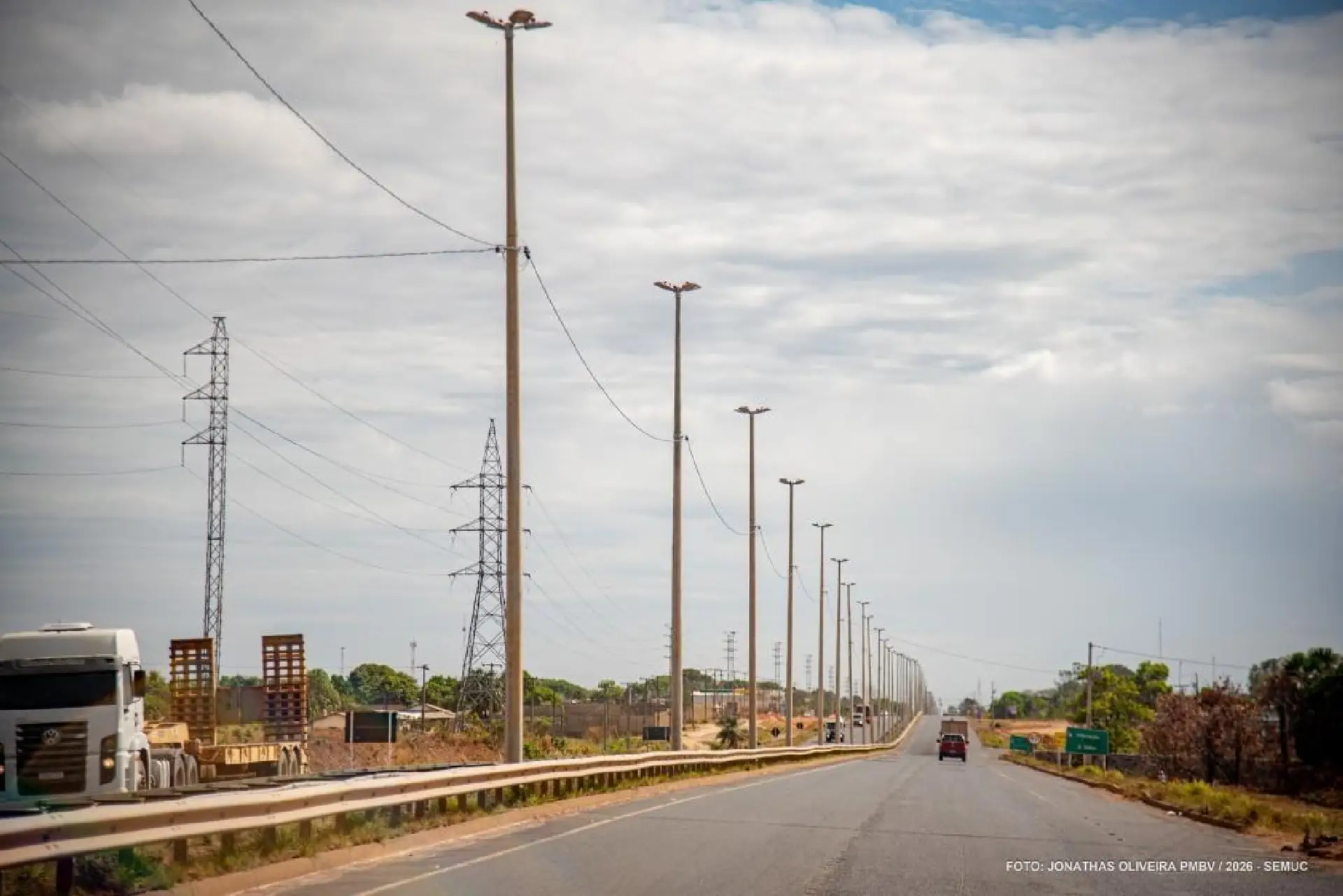 Devido a furtos na rede elétrica da Av. Brasil, Prefeitura substitui fiação terrestre por aérea