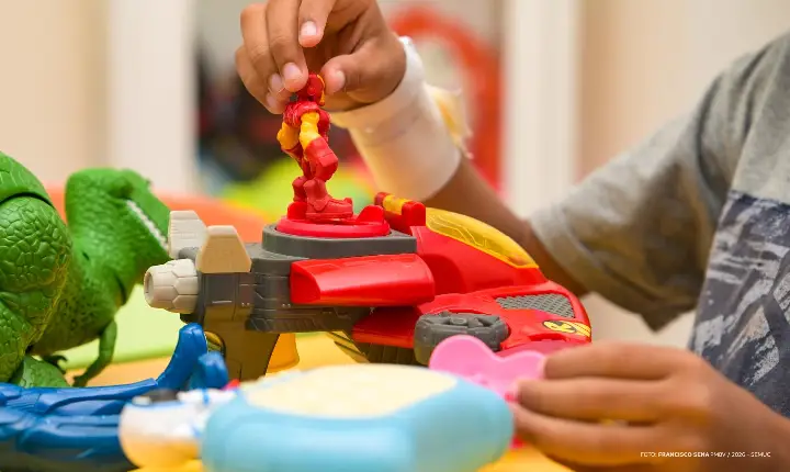 Dia do Brinquedo promove interação entre crianças internadas no HCSA durante a Semana da Criança