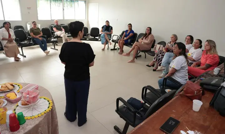 DPE-RR orienta mulheres com câncer sobre direitos à saúde durante encontro no HGR