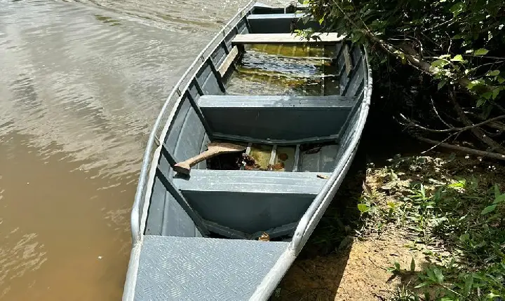 Embarcação furtada avaliada em R$ 7,3 mil é encontrada nas margens do rio Trairão