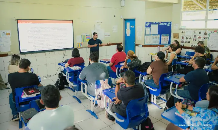 Escolas municipais recebem orientações sobre segurança digital e uso de imagens