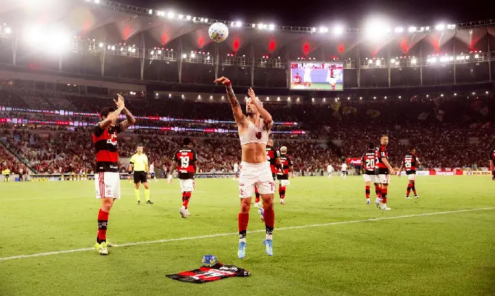 Especialistas e torcedores pedem a anulação de cartão amarelo no STJD para o jogador Giorgian De Arrascaeta, que homenageou Oscar Schmidt