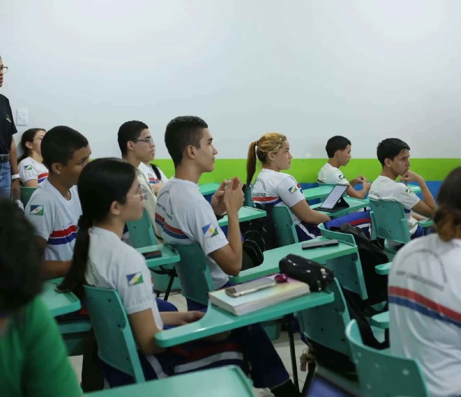 Estudantes com boas notas podem concorrer a bolsas gratuitas de preparação para vestibular