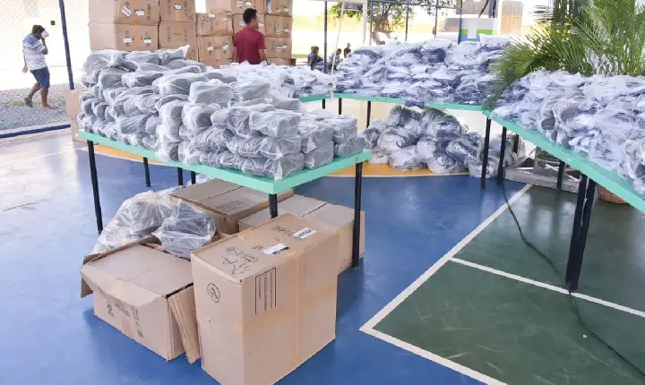Estudantes indígenas do Contão recebem escola reformada e fardamento novos
