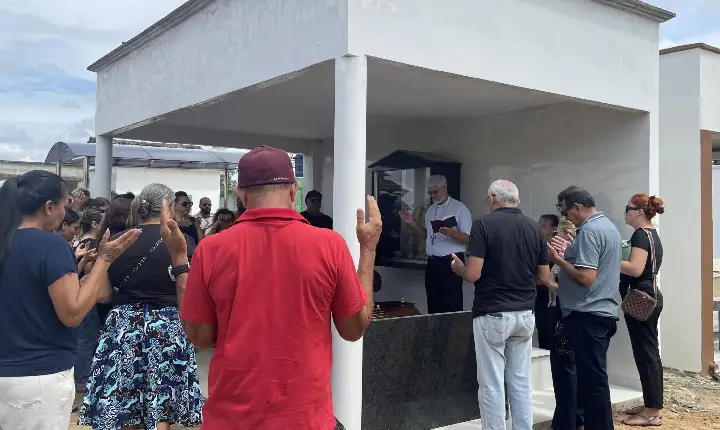 Familiares, amigos e fiéis se despedem do diácono João Augusto Barbosa Monteiro em Boa Vista