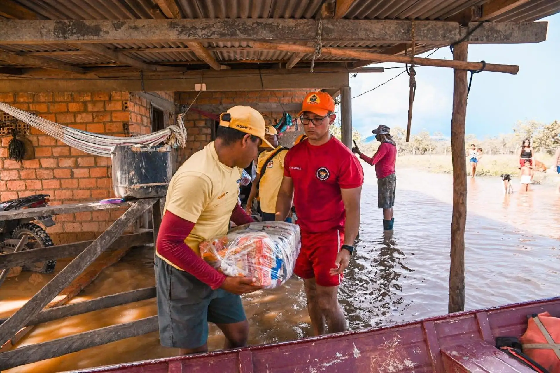 Famílias afetadas por enchentes recebem ajuda humanitária em Normandia