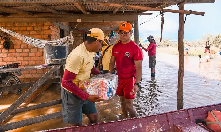 Famílias afetadas por enchentes recebem ajuda humanitária em Normandia