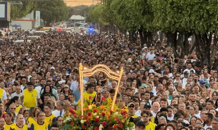 Fiéis lotam as ruas na romaria de Nossa Senhora Aparecida em Boa Vista