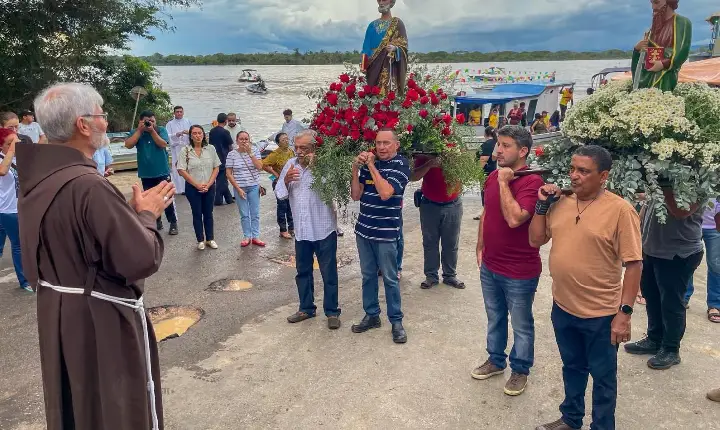 Fiéis participam da 69ª Procissão Fluvial de São Pedro no Rio Branco