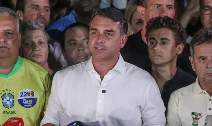 Flávio Bolsonaro deixa o Brasil e tem passaportes cancelados
