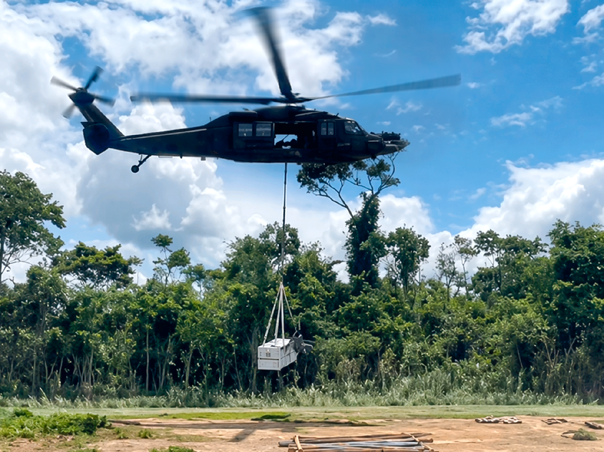 Gerador é transportado por via aérea para base na Terra Yanomami