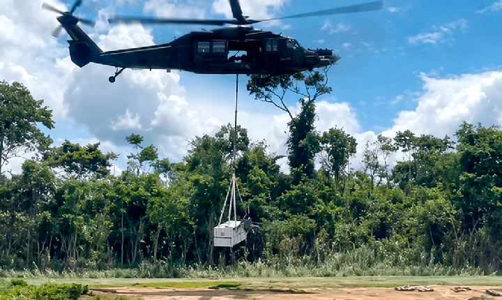 Gerador é transportado por via aérea para base na Terra Yanomami