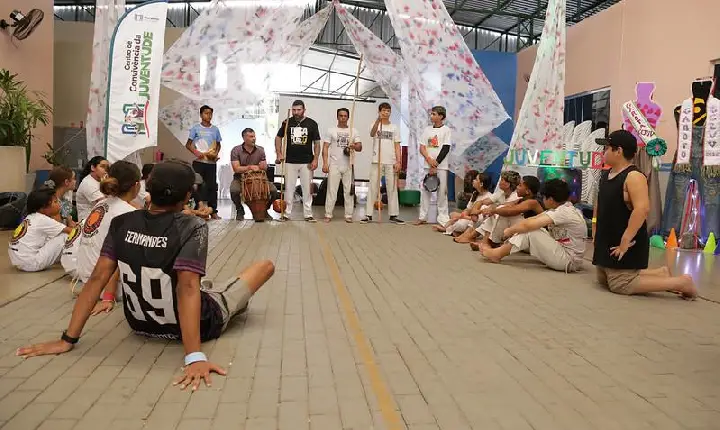 Gincana com diversas atividades integra alunos e não alunos durante o recesso escolar