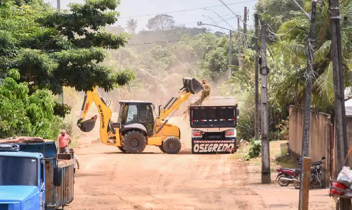 Governo acompanha obras de pavimentação em Alto Alegre