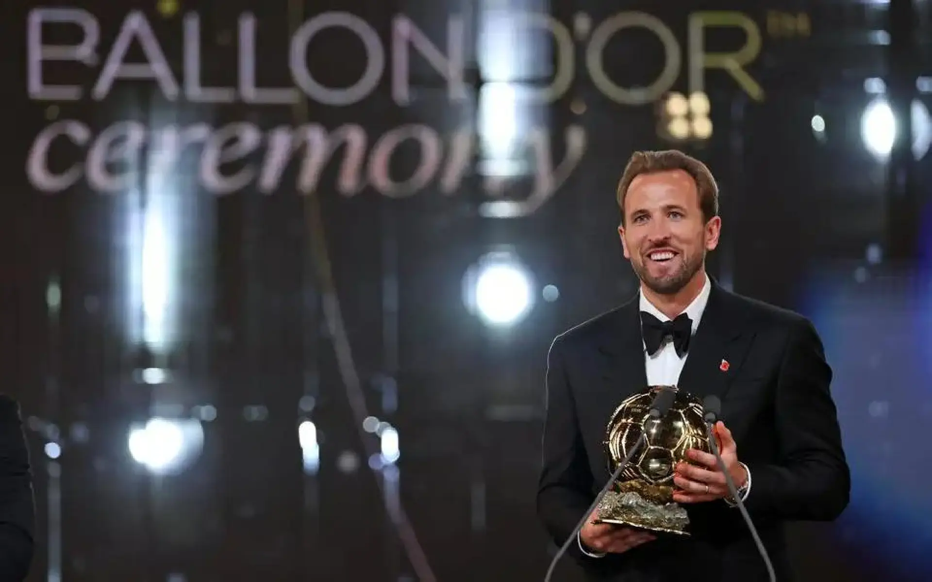 Harry Kane conquista Bola de Ouro 2026 e é eleito o melhor jogador do mundo pela primeira vez