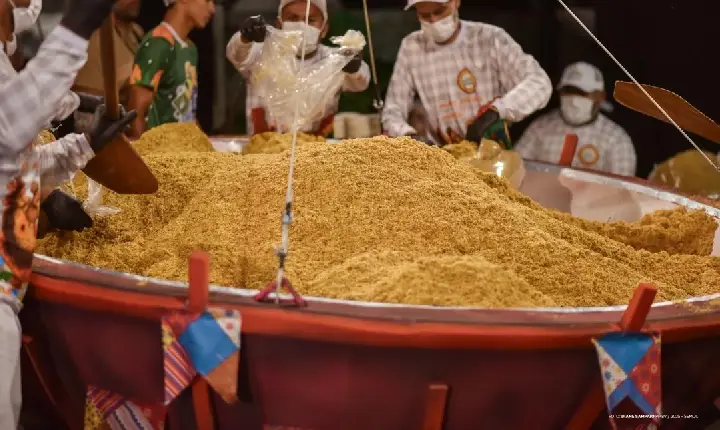 Hoje é a distribuição da Maior Paçoca do Mundo
