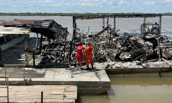 Incêndio destrói estrutura do flutuante Flutuaí, no bairro Caçari, em Boa Vista