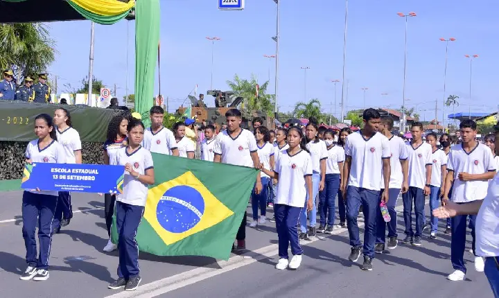 Independência reúne mais de 800 estudantes em desfile cívico-militar na Avenida Ene Garcez