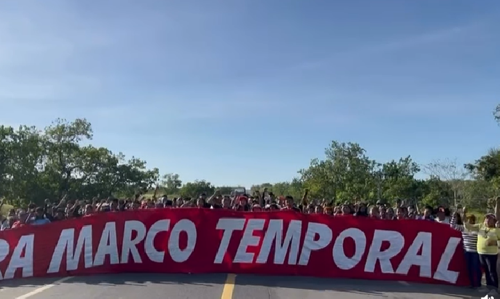 Indígenas de Roraima fecham rodovias em protesto nacional contra o Marco Temporal aprovado pelo Senado
