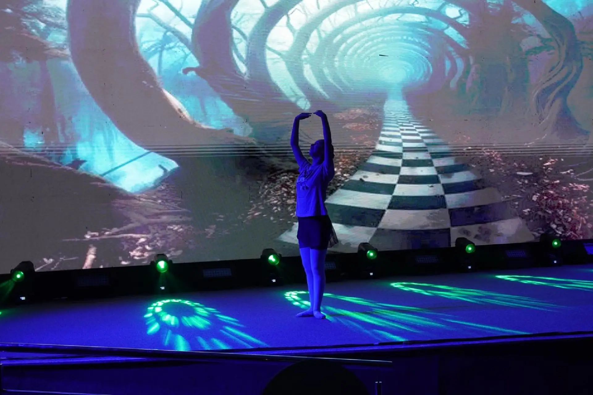 Jovens artistas finalizam preparativos para espetáculo “Alice no País das Maravilhas”
