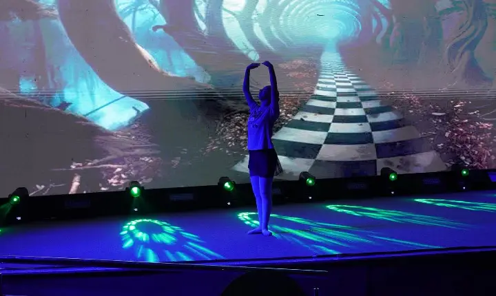 Jovens artistas finalizam preparativos para espetáculo “Alice no País das Maravilhas”