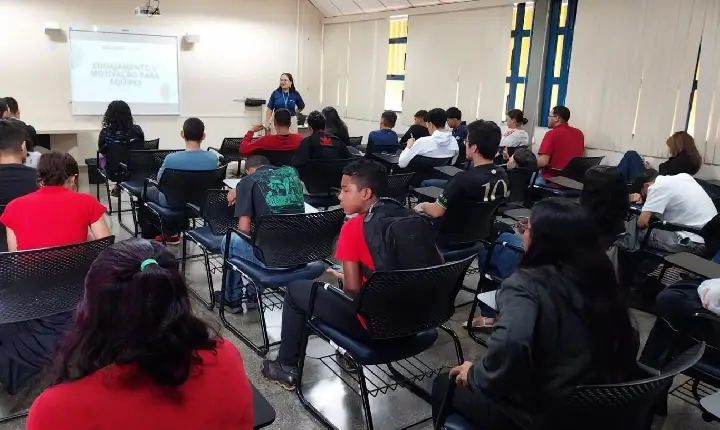 Jovens participam de capacitação e avançam para entrevista de emprego