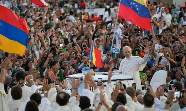 Jubileu dos Jovens tem início com Santa Missa e presença surpresa do Papa Leão XIV