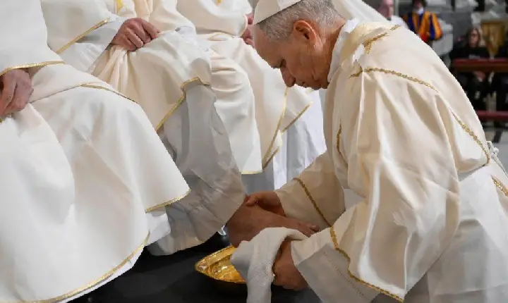 Papa Leão destaca significado do lava-pés como gesto de amor e serviço
