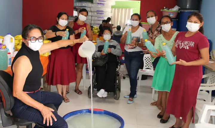 Mães atípicas transformam óleo usado em renda, acolhimento e esperança