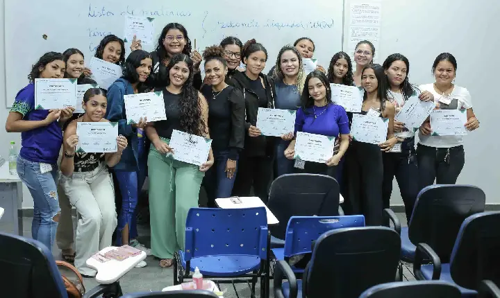 Mais de 60 alunos de cursos noturnos são certificados pela Escolegis
