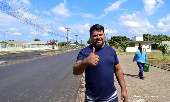 Moradores do bairro Laura Moreira comemoram chegada de novo asfalto