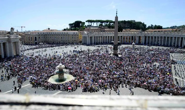 No Angelus, Papa afirma que o amor da Trindade transforma a vida humana