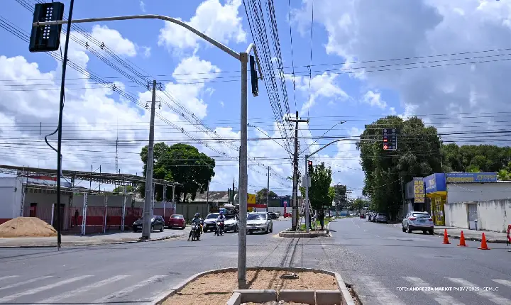Novo semáforo no cruzamento Major Williams–Penha Brasil