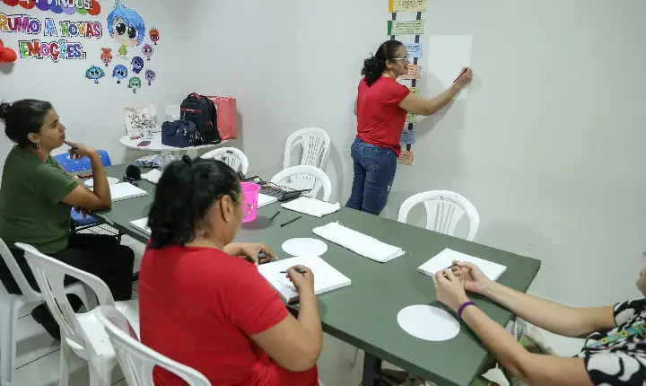 Oficina de pintura promove acolhimento e bem-estar para mães atendidas pelo Teamarr